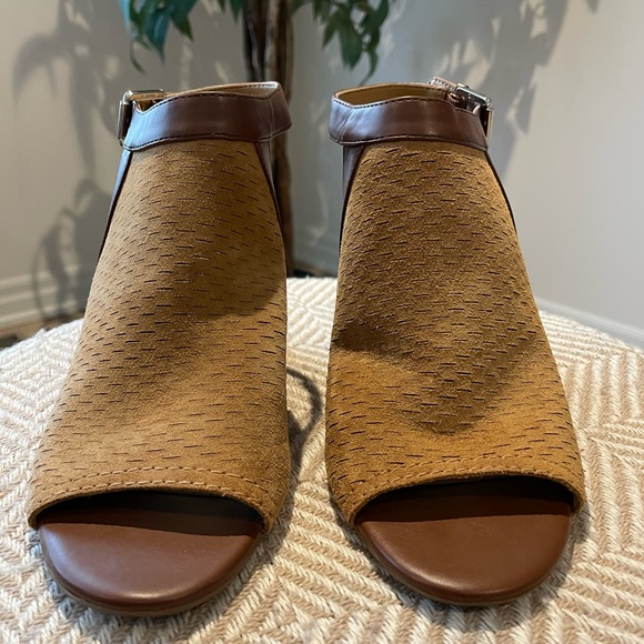 FRANCO SARTO MARTHA WEDGE SANDAL - Size 7.5 Tan suede & brown leather. - Picture 2 of 6